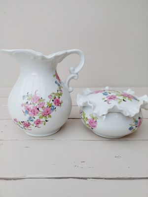 Roomstel voor melk en suiker met vergeet-me-nietjes en zinnia&#39;s