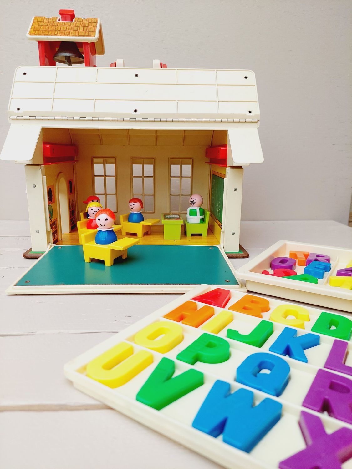 Vintage Fisher Price schooltje met cijfers, letters en poppetjes