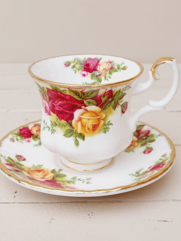 Theekop met schotel Royal Albert Old Country Roses
