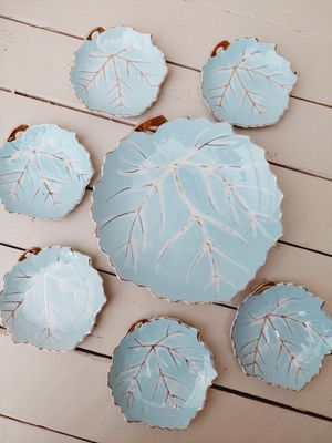 Vintage petit four bordjes lichtblauw-goud – set van 7 – 10 en 18 cm – theetipjes