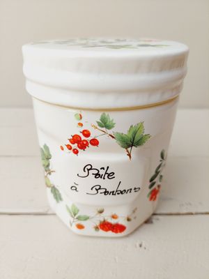 Vintage snoepjespot in wit keramiek met bosvruchtendecoratie