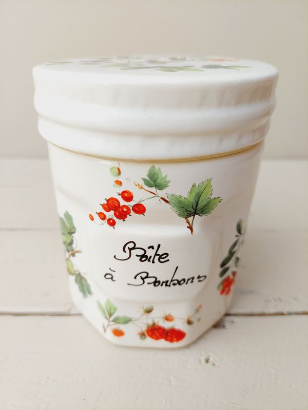 Vintage snoepjespot in wit keramiek met bosvruchtendecoratie