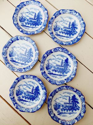 Vintage petit four bordjes blauw wit met een gouden rand – set van 6 – 10 ,5 cm – theetipjes