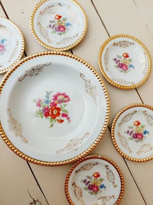 Vintage petit four bordjes met veldbloemen en dikke vergulde rand – set van 6 – 10  &amp; 18 cm – theetipjes