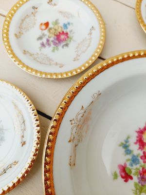 Vintage petit four bordjes met veldbloemen en dikke vergulde rand – set van 6 – 10  &amp; 18 cm – theetipjes