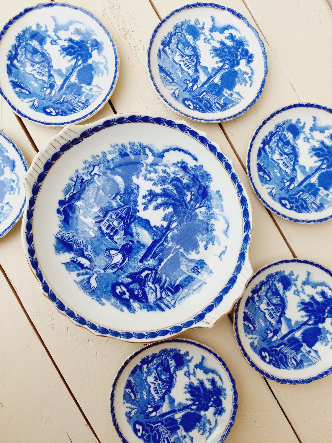 Vintage petit four bordjes blauw-wit-gouden randen – set van 7 – 10,5 en 18 cm – theetipjes