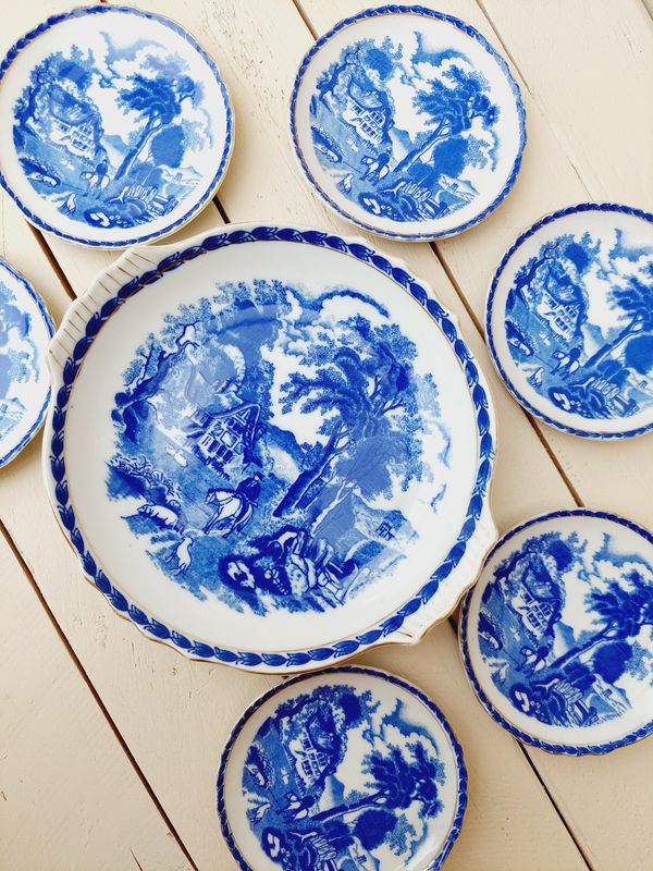 Vintage petit four bordjes blauw-wit-gouden randen – set van 7 – 10,5 en 18 cm – theetipjes