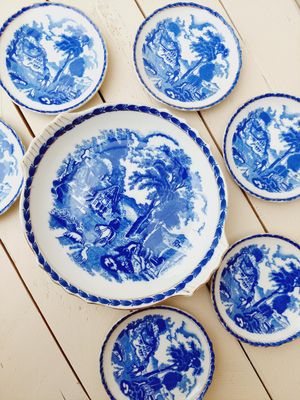 Vintage petit four bordjes blauw-wit-gouden randen – set van 7 – 10,5 en 18 cm – theetipjes