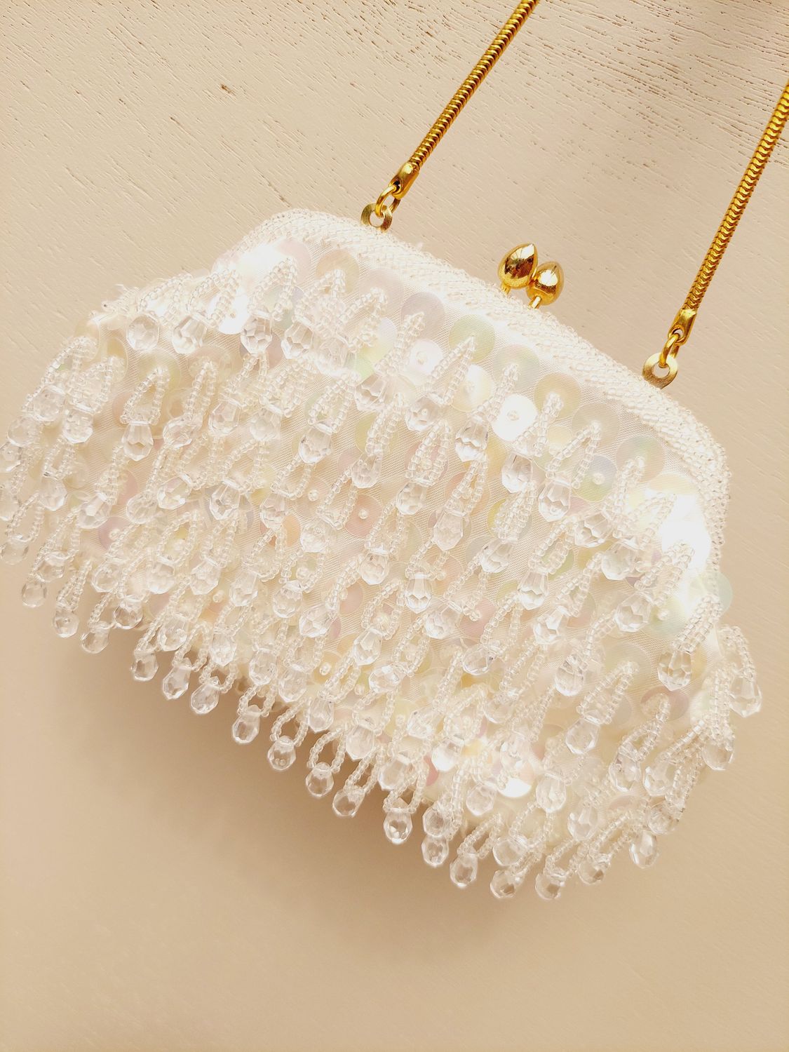 Vintage clutch in wit satijn met kralen met gouden sluiting