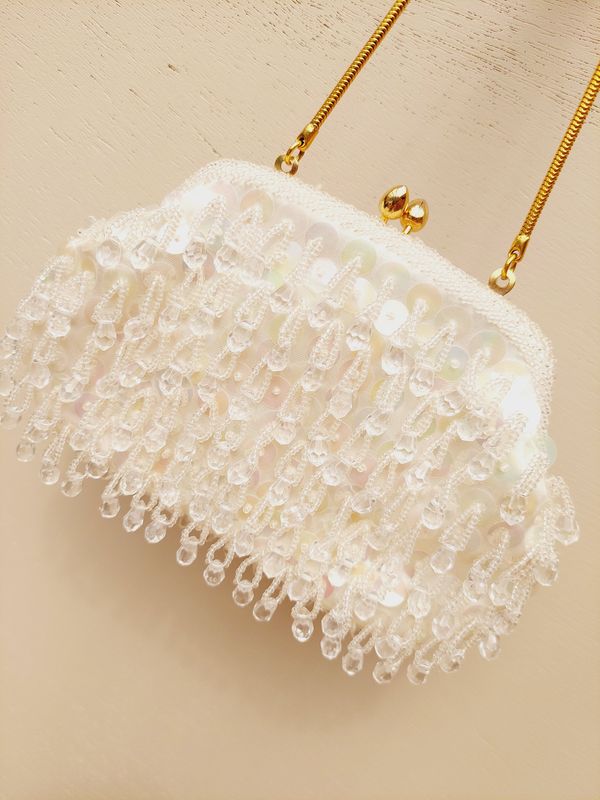 Vintage clutch in wit satijn met kralen met gouden sluiting