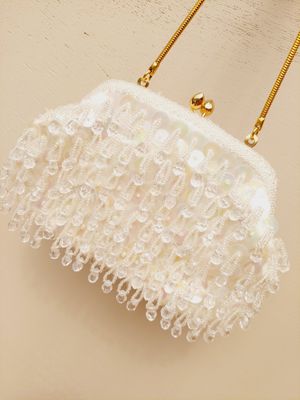 Vintage clutch in wit satijn met kralen met gouden sluiting