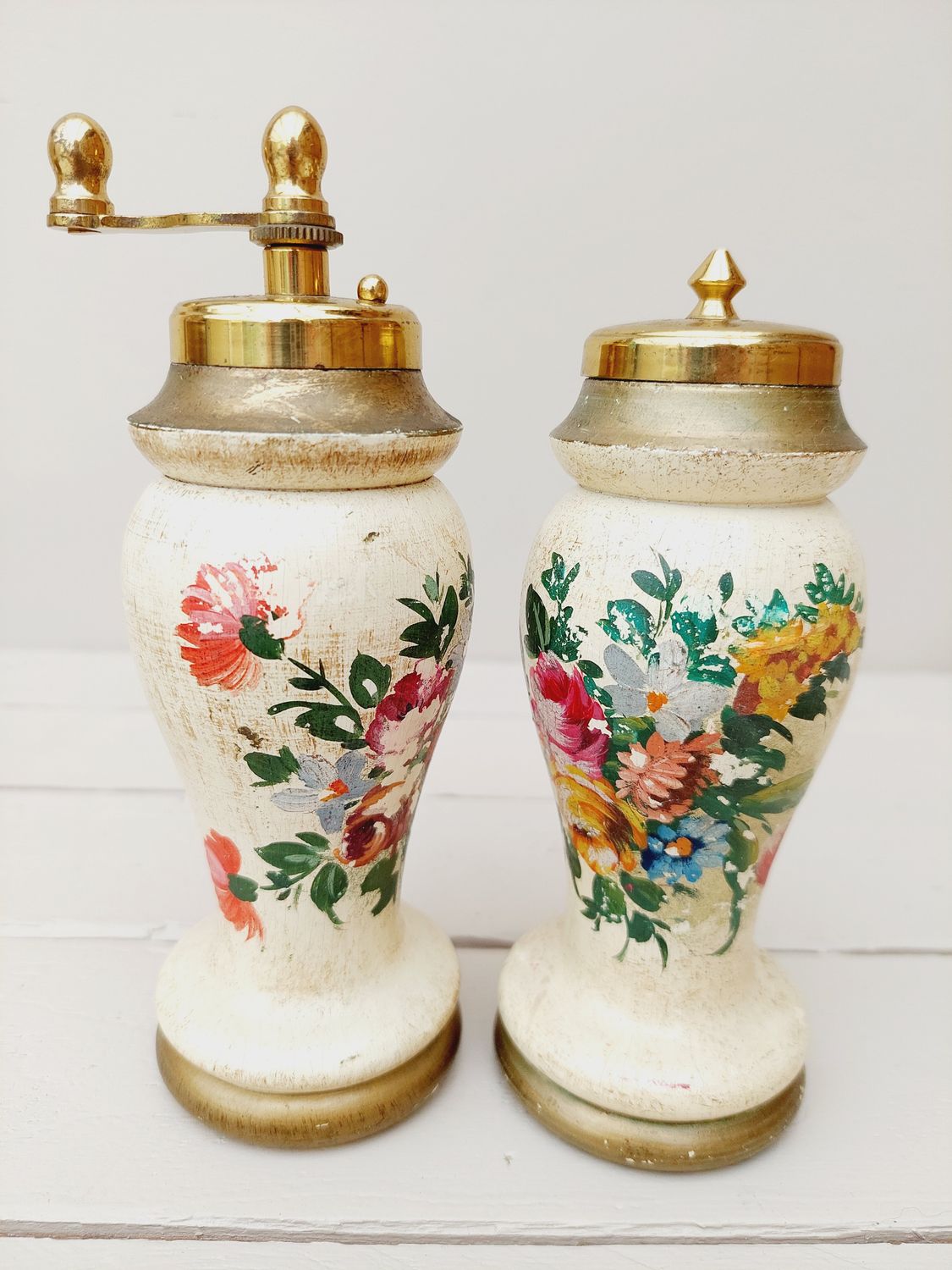 Vintage Florentijns peper en zout stel beige met bloemen, hout