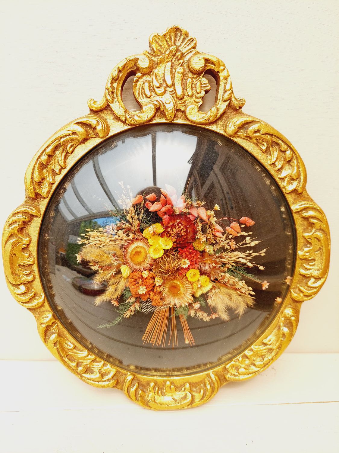 Sierlijke antieke droogbloemenkader met gouden houten lijst onder bol glas – klassieke wanddecoratie