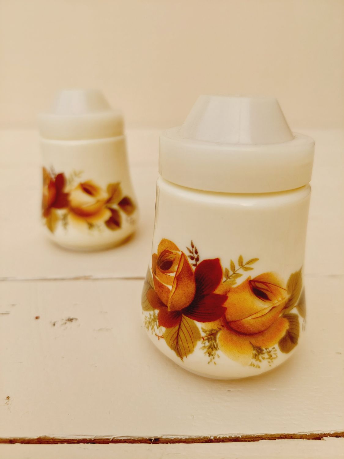 Peper en Zoutvaatje opalineglas met bruine bloemen