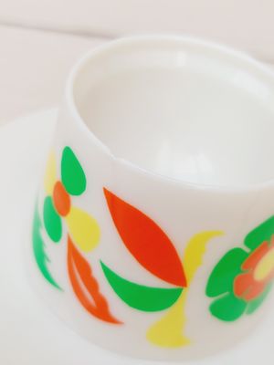 Eierdopje lichtgrijs kunststof met retro bloemen, DBP
