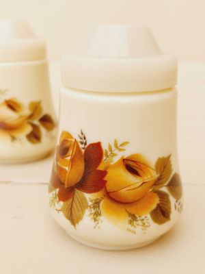 Peper en Zoutvaatje opalineglas met bruine bloemen