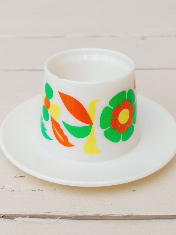 Eierdopje lichtgrijs kunststof met retro bloemen, DBP