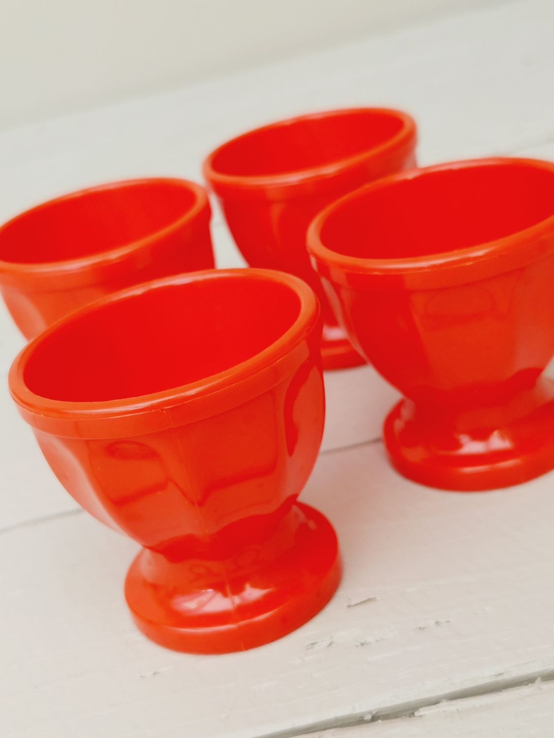 Eierdopjes rood kunststof met elegant reliëf, set van 4