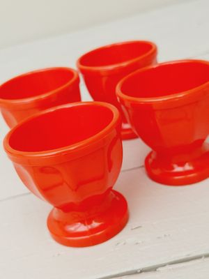 Eierdopjes rood kunststof met elegant reliëf, set van 4