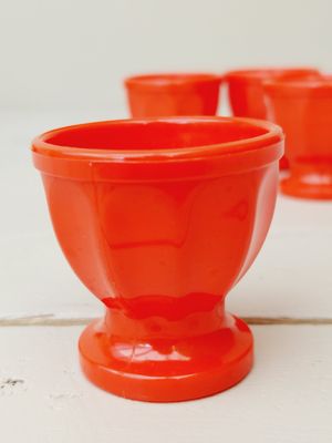Eierdopjes rood kunststof met elegant reliëf, set van 4