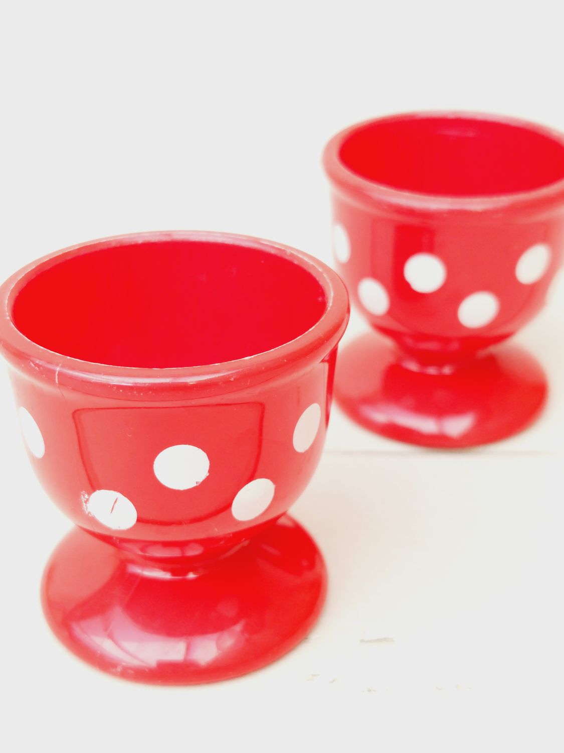 Eierdopjes rood met witte bolletjes, set van 2
