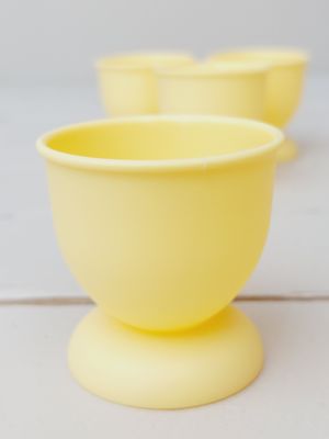 Eierdopjes lichtgeel kunststof, set van 4
