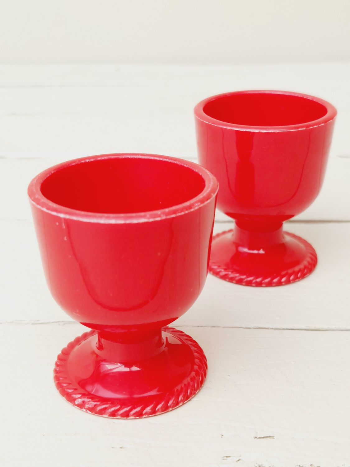 Eierdopjes rood met voet met geschulpte rand, set van 2