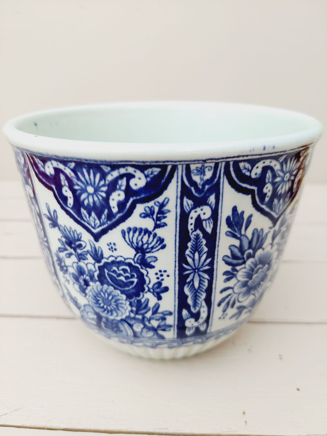 Antieke bloempot Petrus Regout Maastricht – porselein model M16, Delft