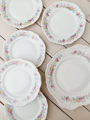 Vintage gebaksset voor 5 personen met bordjes en taartschotel