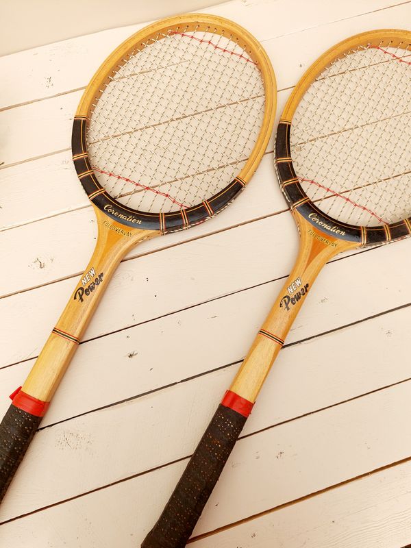 Vintage houten tennisracket Coronation – retro sportdecoratie