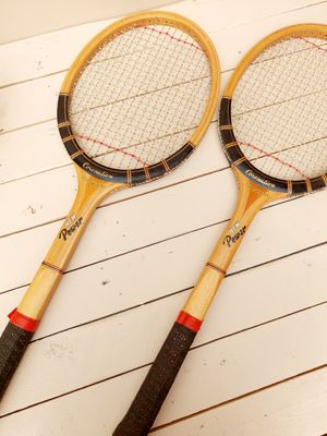 Vintage houten tennisracket Coronation – retro sportdecoratie