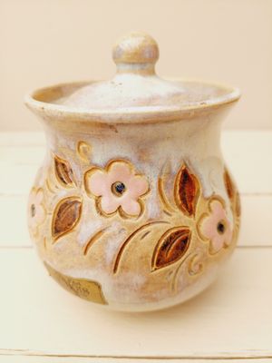 Handgedraaid keramiek dekselpotje met bloemen in natuurtinten – Dubois Grès d’Art Bouffioulx