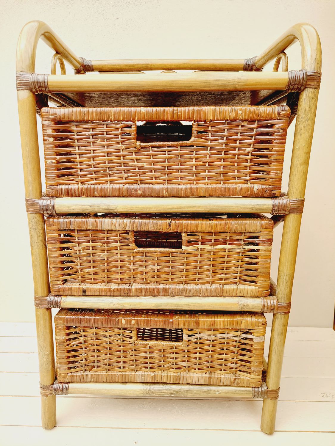Vintage bamboe ladekast olijfgroen met bruine rotan lades – retro boho kast (3 laden)