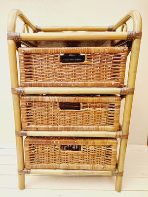 Vintage bamboe ladekast olijfgroen met bruine rotan lades – retro boho kast (3 laden)