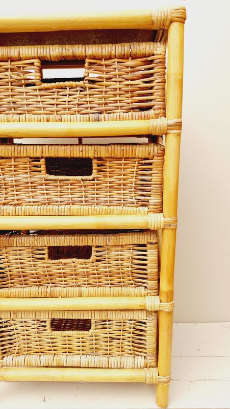 Vintage bamboe ladekast met 4 rotan lades – natuurlijke boho stijl