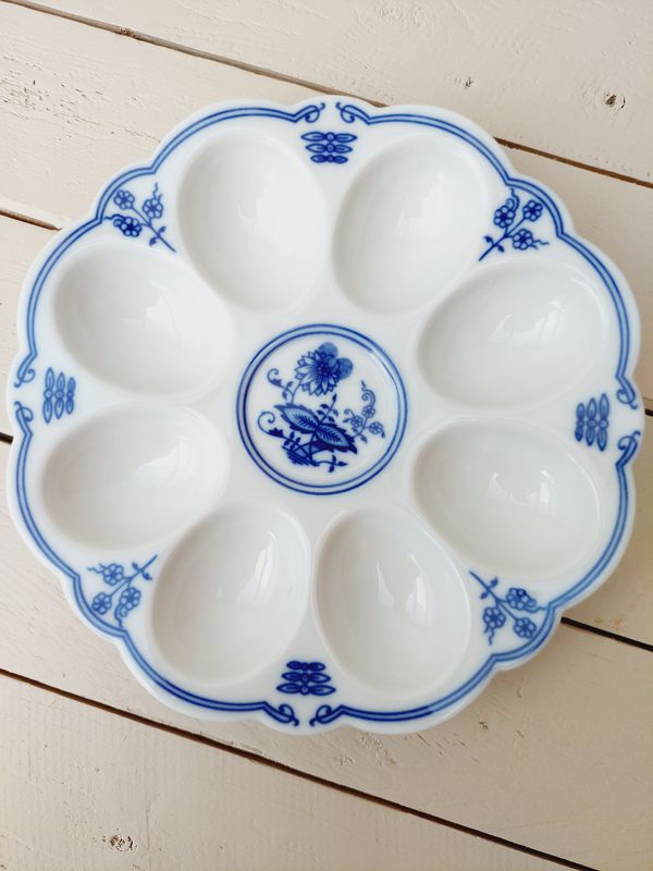 Vintage eierschotel voor 8 eieren, wit porselein met blauwe opdruk