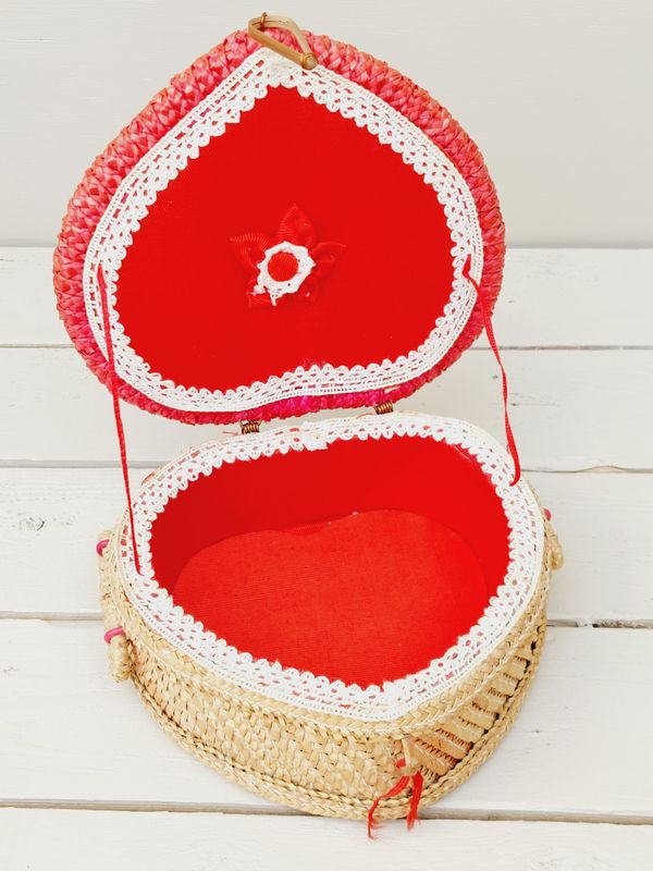 Hartvormig naaimandje in rood en lichtbruin riet met raffia bloemen