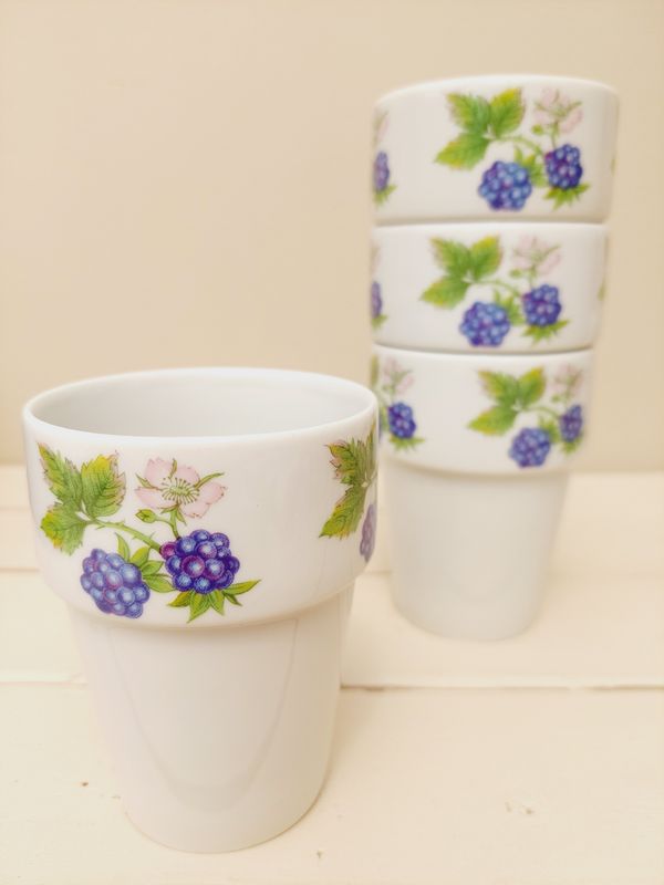 Stapelbekers Bohemia, wit porselein met braambessen, set van 4