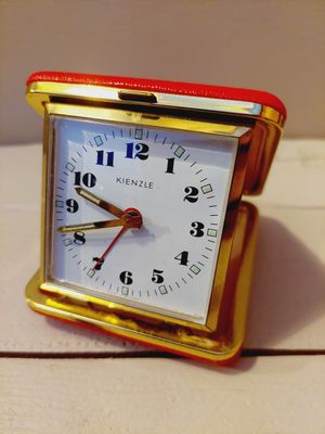 Vintage Kienzle reiswekker – rood opklaphoesje