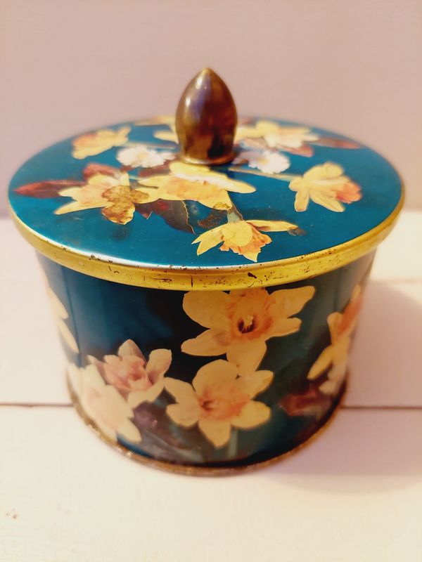 Vintage Côte d’Or blik – appelblauwzeegroen met narcissen en madeliefjes