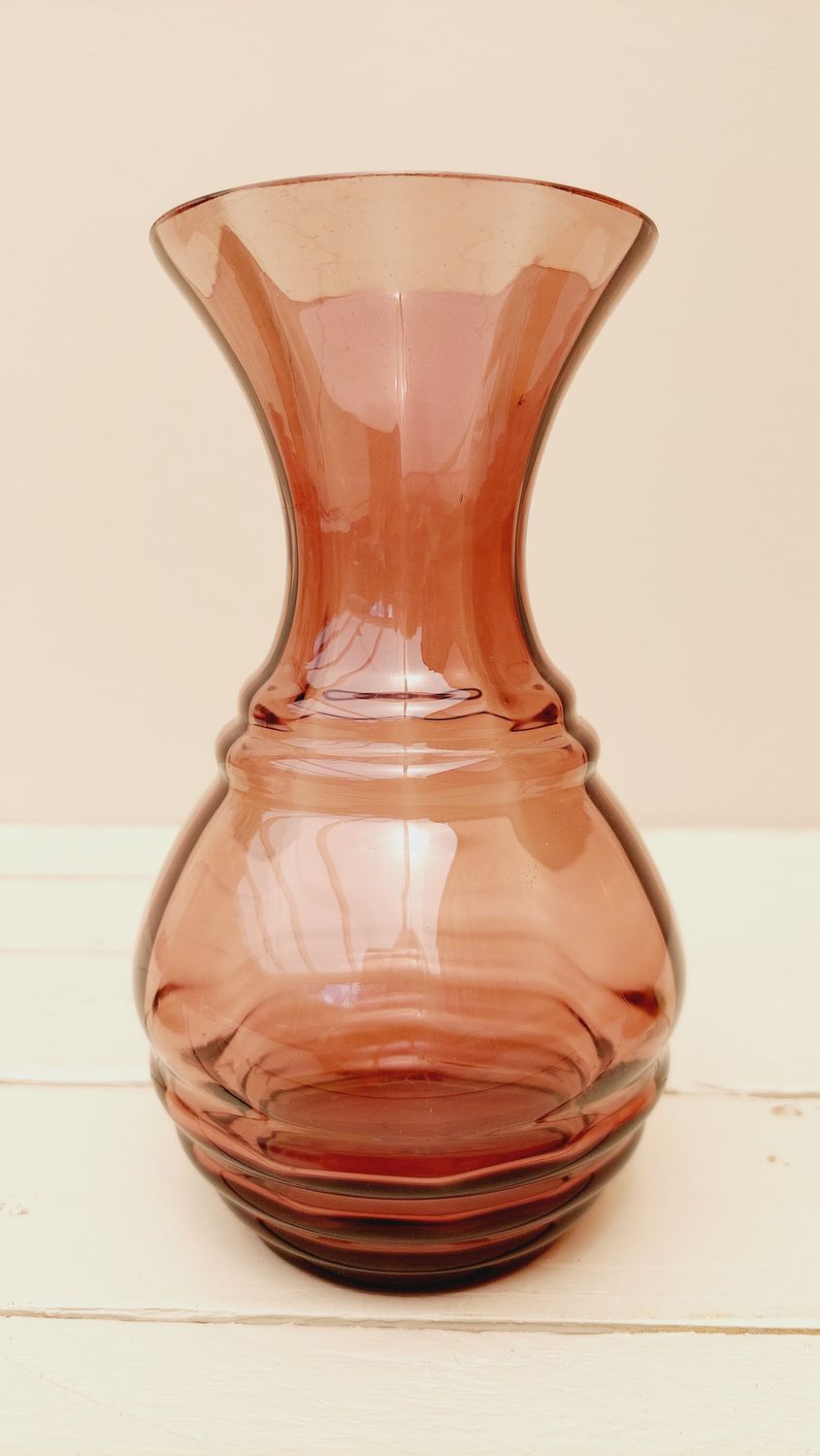 Vintage glazen vaas Doyen in auberginekleur – bolle buik en geribbelde hals, jaren 60 stijl