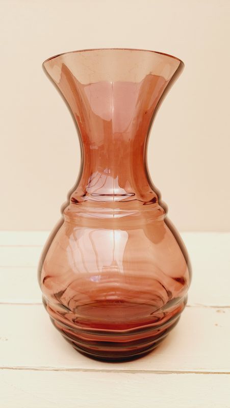 Vintage glazen vaas Doyen in auberginekleur – bolle buik en geribbelde hals, jaren 60 stijl