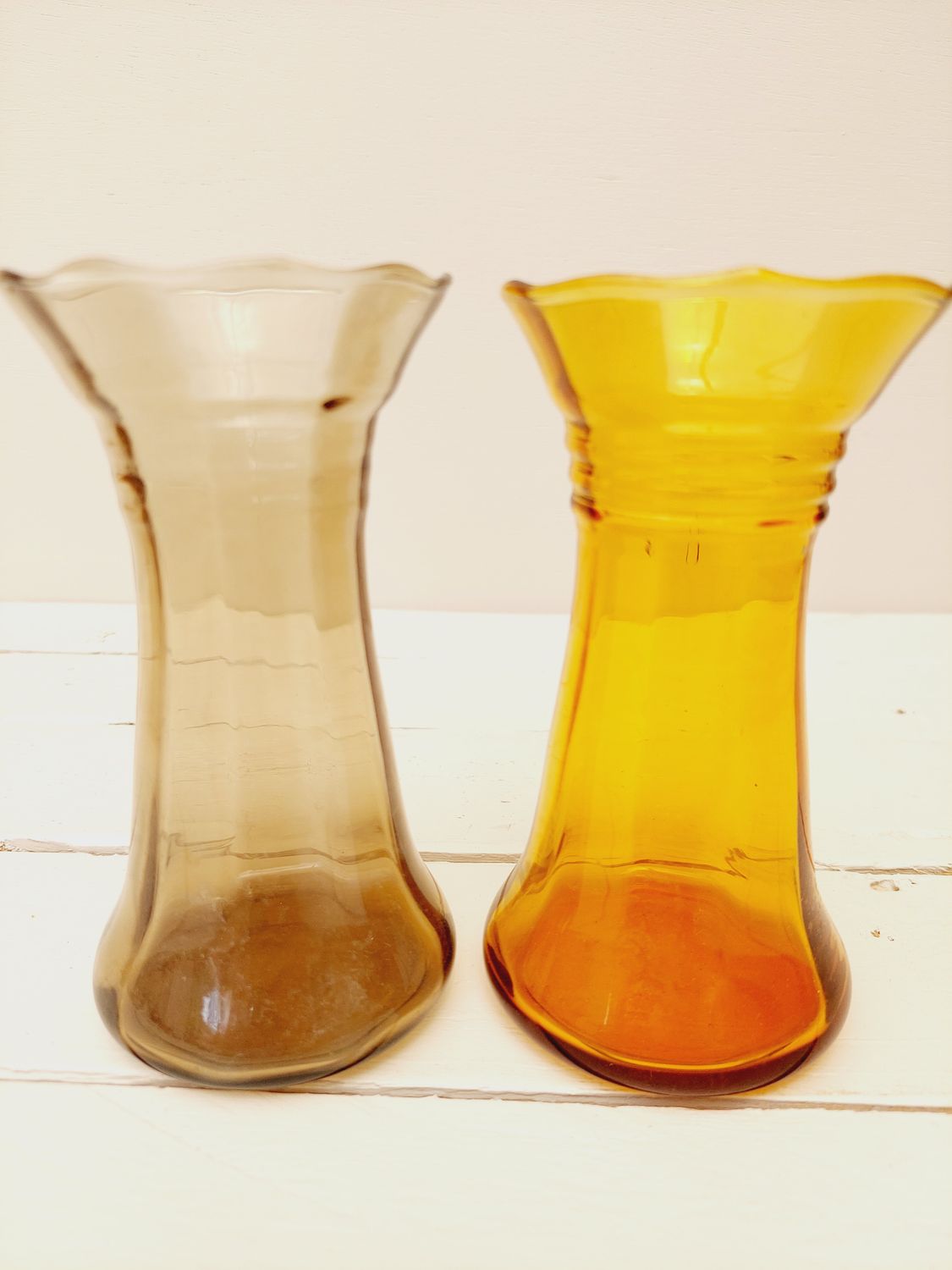 Set van twee vintage vaasjes in rookglas en amberglas – retro gekleurd glaswerk jaren 70