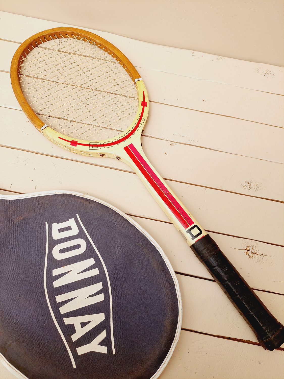 Vintage Donnay houten tennisracket – met donkerblauwe hoes