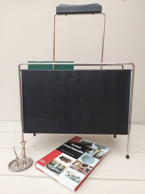 Vintage lectuurbak met zwart kunstleer en chromen frame – jaren 60 stijl