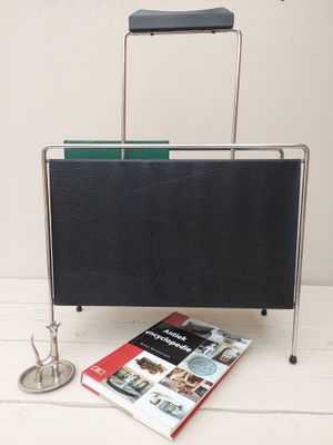 Vintage lectuurbak met zwart kunstleer en chromen frame – jaren 60 stijl
