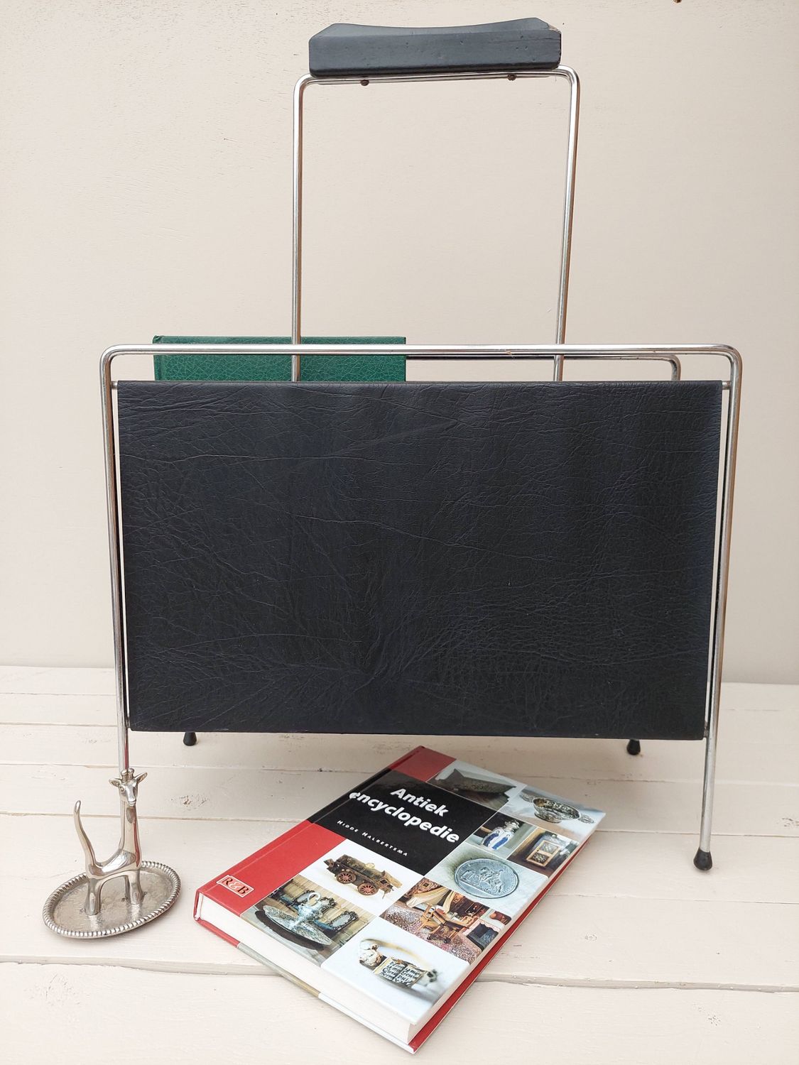Vintage lectuurbak met zwart kunstleer en chromen frame – jaren 60 stijl
