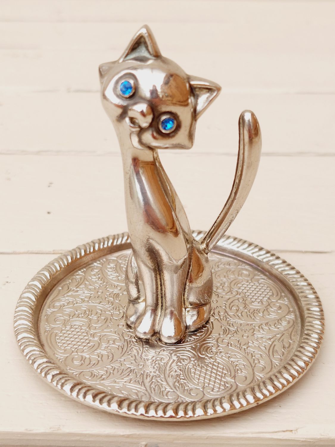 Vintage ringenhouder – verzilverde kat met blauwe ogen op siertray