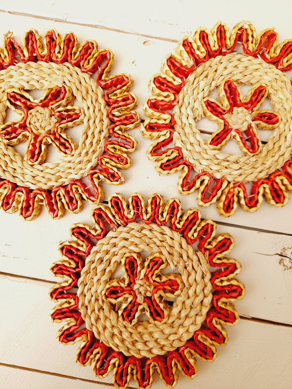 Vintage rieten onderzetter uit de jaren 70/80 voor potten en pannen – retro tafelaccessoire - set van 3