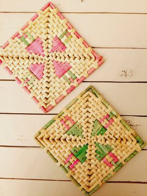 Vintage vierkante raffia onderzetter uit de jaren 70/80 voor potten en pannen – retro tafelaccessoire - set van 2